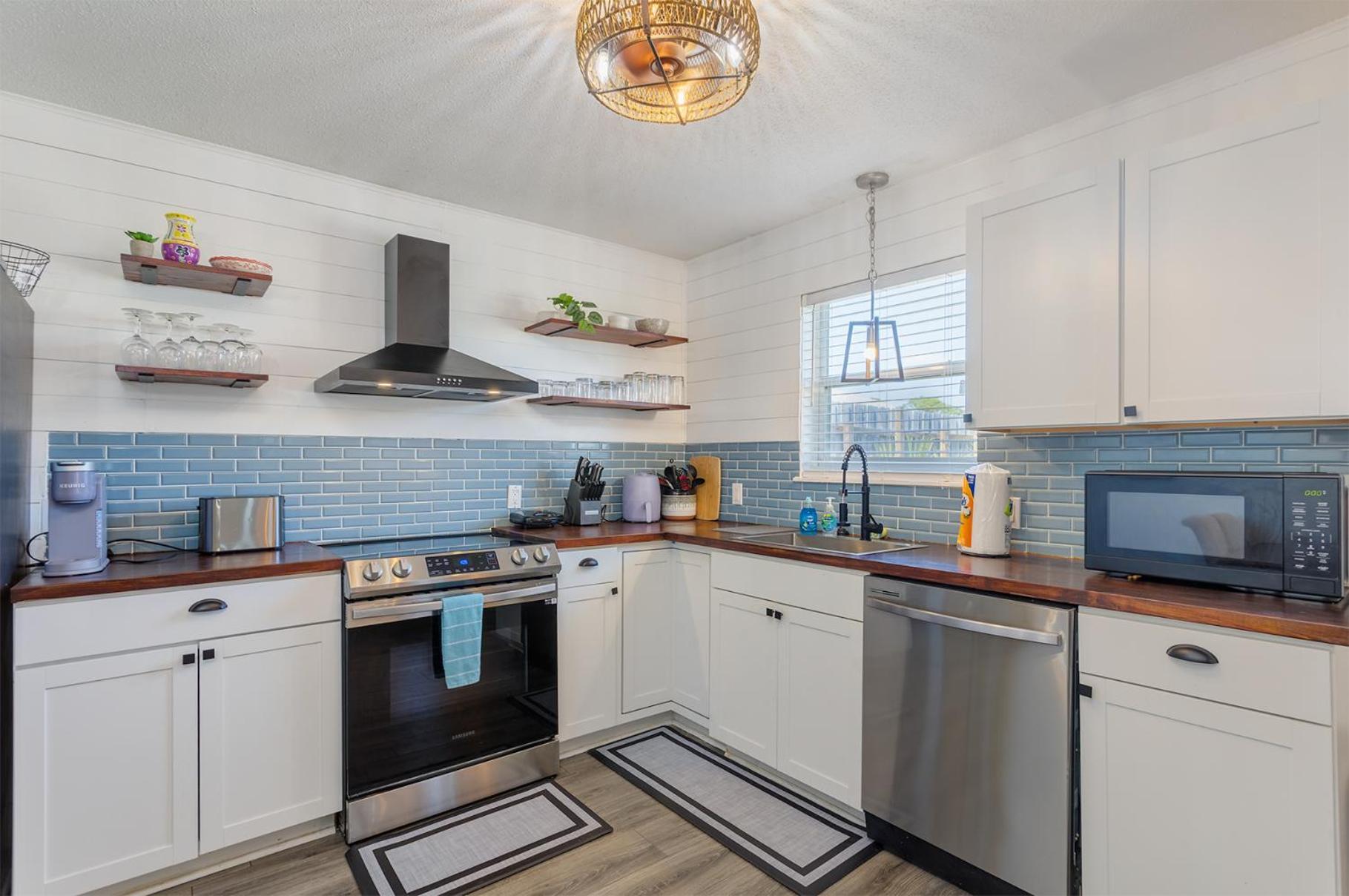 Beachside Bliss - Breakfast, Walk To Schooners, Sleeps 15, Fenced Privacy Ferienhaus *